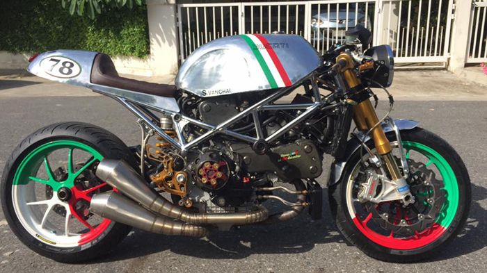 Ξεπρόβαλε ο ιταλόφιλος Ταϊλανδός. Ξεπρόβαλε ο ιταλόφιλος Ταϊλανδός.